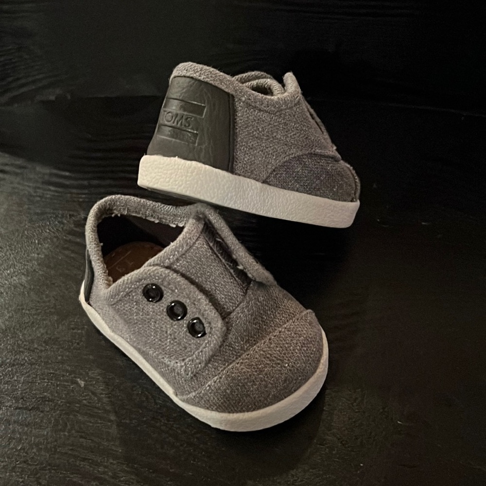 Toms baby/walker size 3 gray
